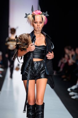 Modeli yürüyüş pist Yulia Kosyak podyum sonbahar-kış 2017-2018, Mercedes-Benz moda hafta Rusya, için.