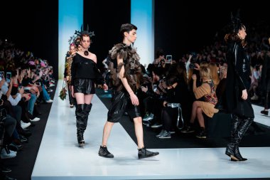 Modeli yürüyüş pist Yulia Kosyak podyum sonbahar-kış 2017-2018, Mercedes-Benz moda hafta Rusya, için.