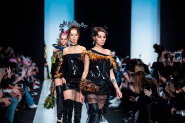 Modeli yürüyüş pist Yulia Kosyak podyum sonbahar-kış 2017-2018, Mercedes-Benz moda hafta Rusya, için.