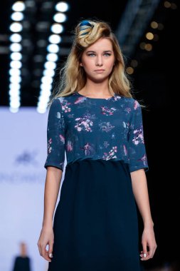 Modeli yürüyüş pist Kondakova podyum sonbahar-kış 2017-2018, Mercedes-Benz moda hafta Rusya, için.