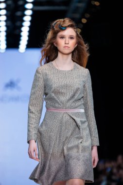 Modeli yürüyüş pist Kondakova podyum sonbahar-kış 2017-2018, Mercedes-Benz moda hafta Rusya, için.