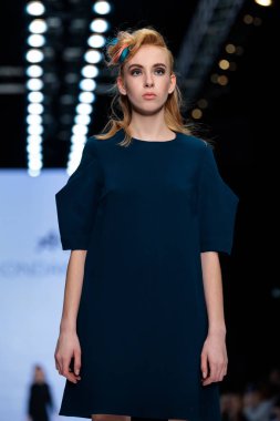 Modeli yürüyüş pist Kondakova podyum sonbahar-kış 2017-2018, Mercedes-Benz moda hafta Rusya, için.