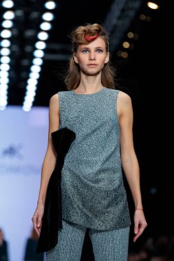 Modeli yürüyüş pist Kondakova podyum sonbahar-kış 2017-2018, Mercedes-Benz moda hafta Rusya, için.