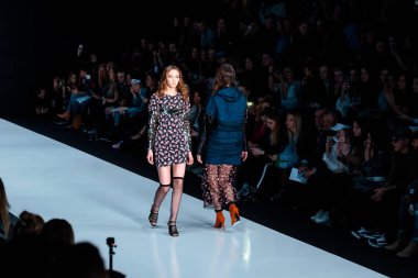 Modeli yürüyüş pist Yasya Minochkina podyum sonbahar-kış 2017-2018, Mercedes-Benz moda hafta Rusya, için.