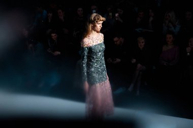 Modeli yürüyüş pist Yasya Minochkina podyum sonbahar-kış 2017-2018, Mercedes-Benz moda hafta Rusya, için.