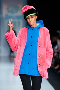 Ekaterina Akkhuzina için model yürüyüş pist Ekaterina kürk podyum sonbahar-kış 2017-2018, Mercedes-Benz moda hafta Rusya, için.