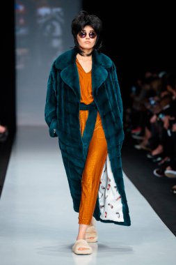 Ekaterina Akkhuzina için model yürüyüş pist Ekaterina kürk podyum sonbahar-kış 2017-2018, Mercedes-Benz moda hafta Rusya, için.