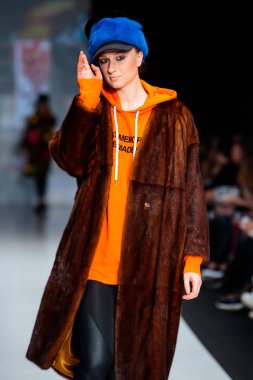 Ekaterina Akkhuzina için model yürüyüş pist Ekaterina kürk podyum sonbahar-kış 2017-2018, Mercedes-Benz moda hafta Rusya, için.