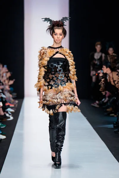 Modeli yürüyüş pist Yulia Kosyak podyum sonbahar-kış 2017-2018, Mercedes-Benz moda hafta Rusya, için.