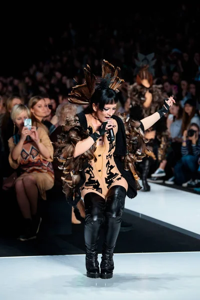 Modeli yürüyüş pist Yulia Kosyak podyum sonbahar-kış 2017-2018, Mercedes-Benz moda hafta Rusya, için.