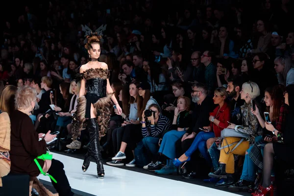 Modeli yürüyüş pist Yulia Kosyak podyum sonbahar-kış 2017-2018, Mercedes-Benz moda hafta Rusya, için.