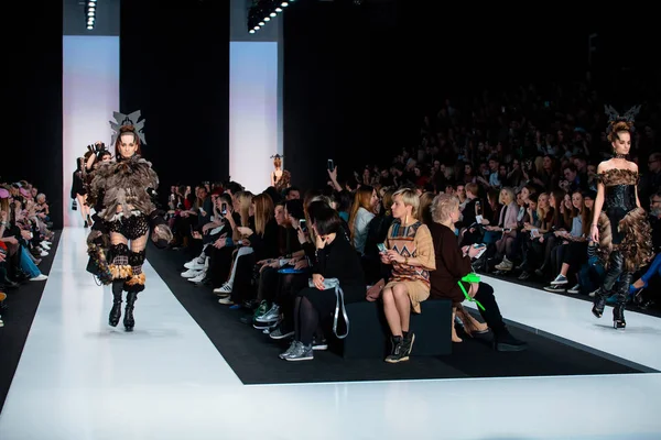 Modeli yürüyüş pist Yulia Kosyak podyum sonbahar-kış 2017-2018, Mercedes-Benz moda hafta Rusya, için.