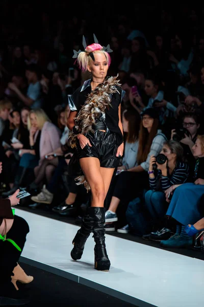 Modeli yürüyüş pist Yulia Kosyak podyum sonbahar-kış 2017-2018, Mercedes-Benz moda hafta Rusya, için.