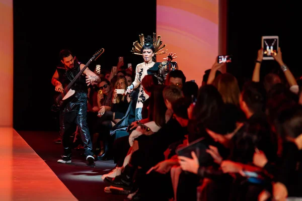 Modeli yürüyüş pist Yulia Kosyak podyum sonbahar-kış 2017-2018, Mercedes-Benz moda hafta Rusya, için.