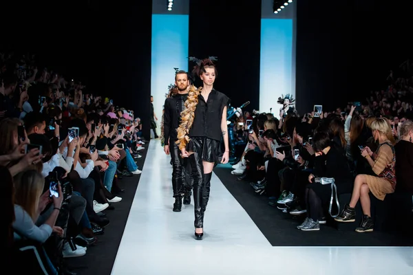 Modeli yürüyüş pist Yulia Kosyak podyum sonbahar-kış 2017-2018, Mercedes-Benz moda hafta Rusya, için.