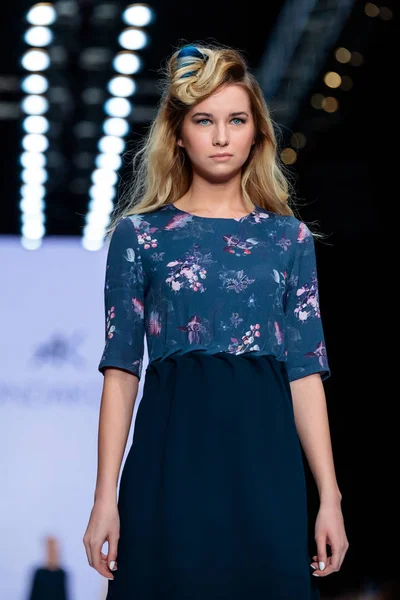 Modeli yürüyüş pist Kondakova podyum sonbahar-kış 2017-2018, Mercedes-Benz moda hafta Rusya, için.