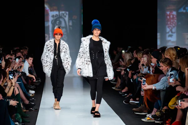 Ekaterina Akkhuzina için model yürüyüş pist Ekaterina kürk podyum sonbahar-kış 2017-2018, Mercedes-Benz moda hafta Rusya, için.