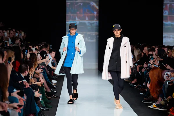 Ekaterina Akkhuzina için model yürüyüş pist Ekaterina kürk podyum sonbahar-kış 2017-2018, Mercedes-Benz moda hafta Rusya, için.