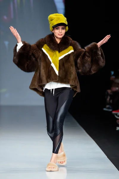 Model walk runway for EKATERINA AKKHUZINA for EKATERINA FURS catwalk at Fall-Winter 2017-2018 at Mercedes-Benz Fashion Week Russia. — Stock Photo, Image