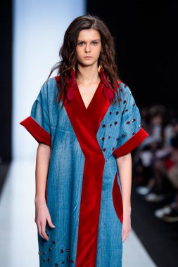 Modeli yürüyüş pist aile umut podyum sonbahar-kış 2017-2018, Mercedes-Benz moda hafta Rusya, için. Çocuk moda. Moda defa tasarımcıları.