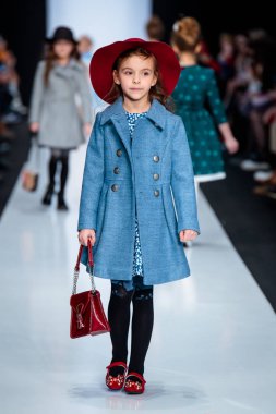 Modeli yürüyüş pist Alisia Fiori podyum sonbahar-kış 2017-2018, Mercedes-Benz moda hafta Rusya, için. Çocuk moda. Moda defa tasarımcıları.