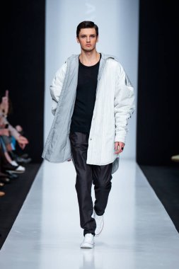 Modeli yürüyüş pist tasarımcısı Nikolay Legenda podyum sonbahar-kış 2017-2018, Mercedes-Benz moda hafta Rusya, için. Erkek moda.