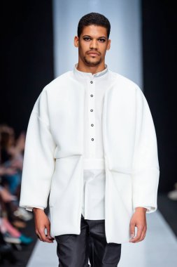 Modeli yürüyüş pist tasarımcısı Nikolay Legenda podyum sonbahar-kış 2017-2018, Mercedes-Benz moda hafta Rusya, için. Erkek moda.