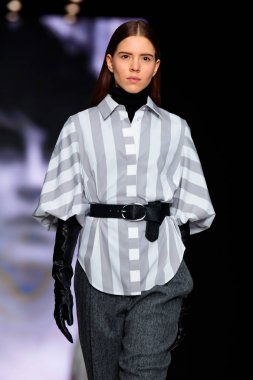 Modeli yürüyüş pist Ofera catwalk (Tasarımcısı Oksana Fedorova), Sonbahar-Kış 2017-2018, Mercedes-Benz moda hafta Rusya için.