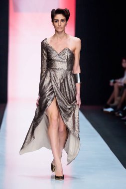 Modeli yürüyüş pist Portnoy Beso podyum sonbahar-kış 2017-2018, Mercedes-Benz moda hafta Rusya, için.