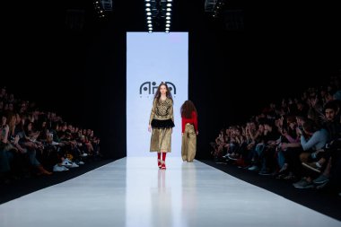 Modeli yürüyüş pist Aka Nanita podyum sonbahar-kış 2017-2018, Mercedes-Benz moda hafta Rusya, için.