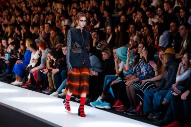 Modeli yürüyüş pist Saint-Tokyo podyum sonbahar-kış 2017-2018, Mercedes-Benz moda hafta Rusya, için.