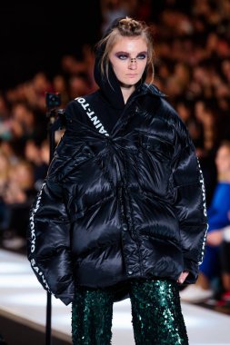 Modeli yürüyüş pist Saint-Tokyo podyum sonbahar-kış 2017-2018, Mercedes-Benz moda hafta Rusya, için.