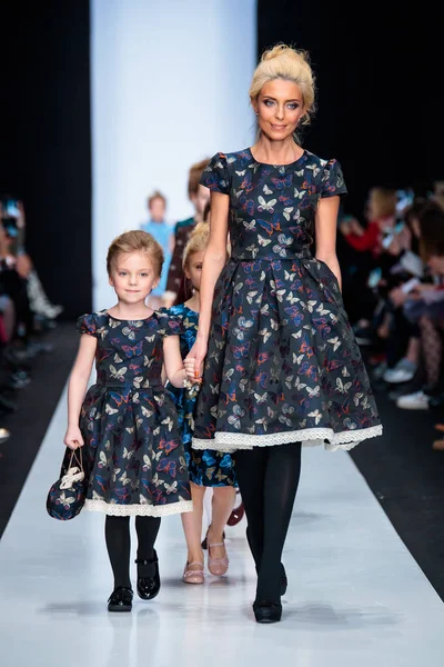 Modeli yürüyüş pist Alisia Fiori podyum sonbahar-kış 2017-2018, Mercedes-Benz moda hafta Rusya, için. Çocuk moda. Moda defa tasarımcıları.