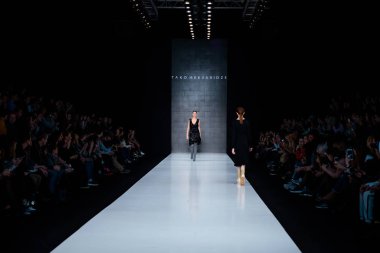 Modeli yürüyüş pist için Tako Mekvabidze podyum sonbahar-kış 2017-2018, Mercedes-Benz moda hafta Rusya.