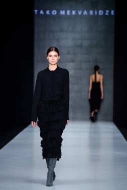 Modeli yürüyüş pist için Tako Mekvabidze podyum sonbahar-kış 2017-2018, Mercedes-Benz moda hafta Rusya.