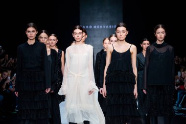 Modeli yürüyüş pist için Tako Mekvabidze podyum sonbahar-kış 2017-2018, Mercedes-Benz moda hafta Rusya.