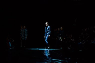 Modeli yürüyüş pist Sensus Couture podyum sonbahar-kış 2017-2018, Mercedes-Benz moda hafta Rusya, için.