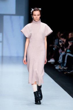 Modeli yürüyüş pist Kseniaseraya podyum sonbahar-kış 2017-2018, Mercedes-Benz moda hafta Rusya, için.