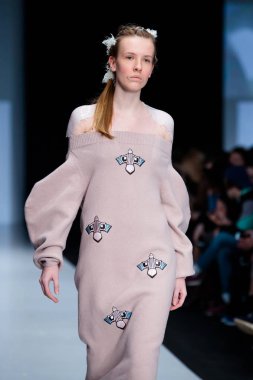 Modeli yürüyüş pist Kseniaseraya podyum sonbahar-kış 2017-2018, Mercedes-Benz moda hafta Rusya, için.