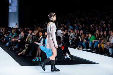 Modeli yürüyüş pist Kseniaseraya podyum sonbahar-kış 2017-2018, Mercedes-Benz moda hafta Rusya, için.