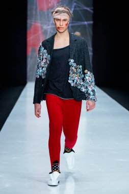 Pist Artem Shumov podyum için sonbahar-kış 2017-2018, Mercedes-Benz moda hafta Rusya, yürü. Erkek moda.