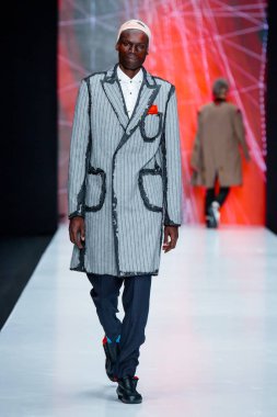 Pist Artem Shumov podyum için sonbahar-kış 2017-2018, Mercedes-Benz moda hafta Rusya, yürü. Erkek moda.