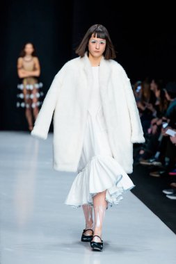 Modeli yürüyüş pist Ivka podyum sonbahar-kış 2017-2018, Mercedes-Benz moda hafta Rusya, için.