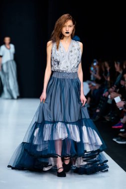 Modeli yürüyüş pist Ivka podyum sonbahar-kış 2017-2018, Mercedes-Benz moda hafta Rusya, için.