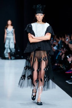 Modeli yürüyüş pist Ivka podyum sonbahar-kış 2017-2018, Mercedes-Benz moda hafta Rusya, için.