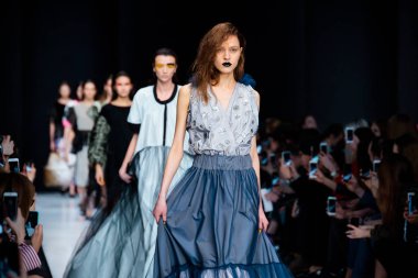 Modeli yürüyüş pist Ivka podyum sonbahar-kış 2017-2018, Mercedes-Benz moda hafta Rusya, için.