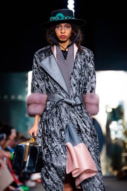 Modeli yürüyüş pist Igor Gulyaev podyum sonbahar-kış 2017-2018, Mercedes-Benz moda hafta Rusya, için.