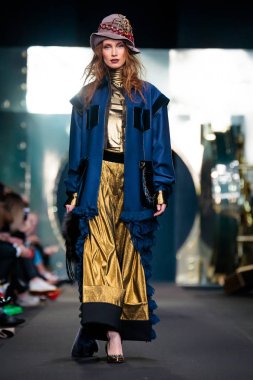 Modeli yürüyüş pist Igor Gulyaev podyum sonbahar-kış 2017-2018, Mercedes-Benz moda hafta Rusya, için.