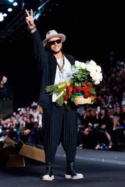 Modeli yürüyüş pist Igor Gulyaev podyum sonbahar-kış 2017-2018, Mercedes-Benz moda hafta Rusya, için.