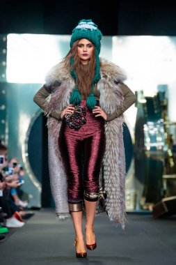 Modeli yürüyüş pist Igor Gulyaev podyum sonbahar-kış 2017-2018, Mercedes-Benz moda hafta Rusya, için.